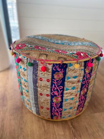 Gekleurde Poef beschikbaar voor biedingen