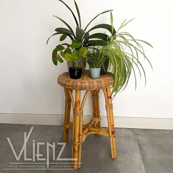 Bohemien, vintage rotan kruk, krukje beschikbaar voor biedingen
