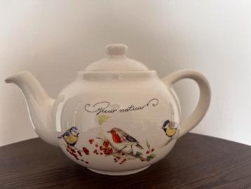 Mooie theepot met vogels. beschikbaar voor biedingen