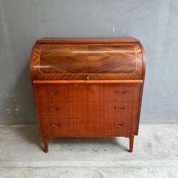 Zweedse vintage secretaire met sleutel beschikbaar voor biedingen