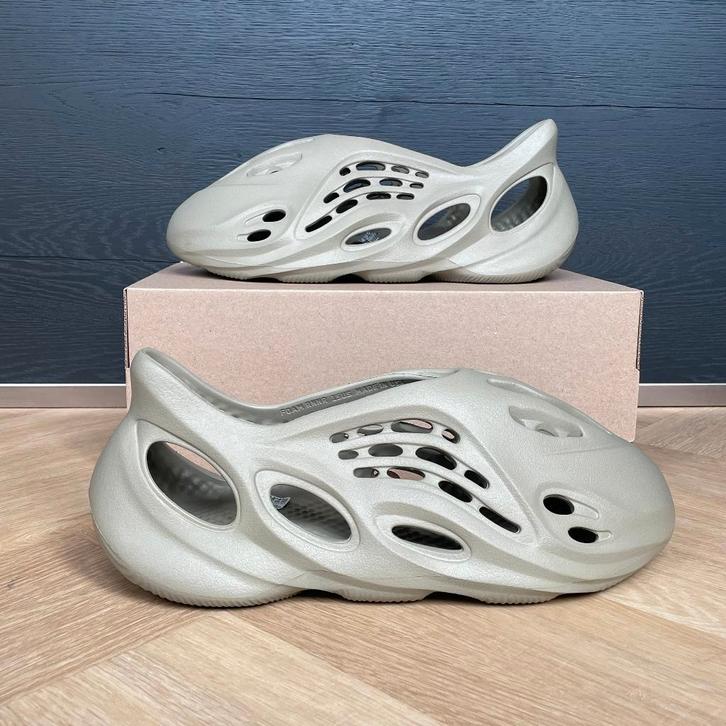 Yeezy Foam RNNR Stone Salt maat 51 NIEUW, Kleding | Heren, Schoenen, Nieuw, Overige kleuren, Ophalen of Verzenden