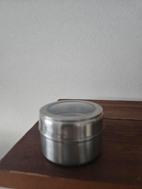 Metalen Blikje met Magneet - Kruiden, Specerijen, Onderdelen, Huis en Inrichting, Keuken | Keukenbenodigdheden, Zo goed als nieuw