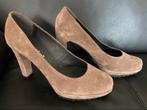 Prachtige nieuwe bruine taupe suède hakken maat 38, Moccio, Pumps, Bruin, Nieuw