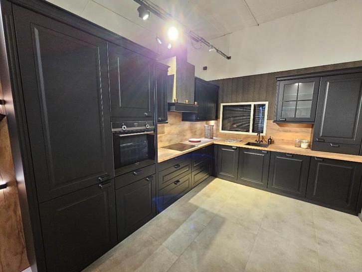 Mat zwarte klassieke landelijke hoekkeuken Siemens apparaten, Huis en Inrichting, Keuken | Complete keukens, Nieuw, Hoekkeuken