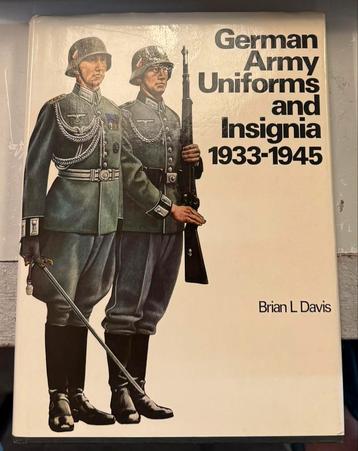 Boek Duitse leger uniformen en insignes 1933-1945 beschikbaar voor biedingen