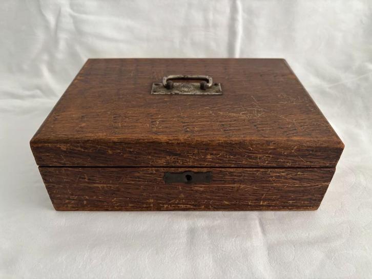 Antiek houten kistje met handvat en slotje., Antiek en Kunst, Curiosa en Brocante, Ophalen of Verzenden