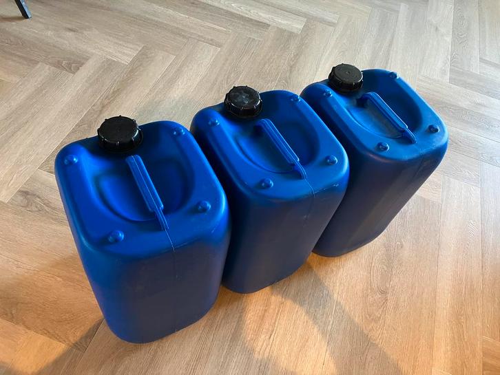 Mooie blauwe Jerrycans van 20 liter, Tuin en Terras, Regentonnen, Zo goed als nieuw, Kunststof, Minder dan 75 liter, Ophalen