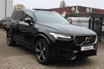Volvo XC90 2.0 T8 Twin Engine AWD R-Design Pano 360 ACC 408P, Auto's, Volvo, Gebruikt, Zwart, 150 min, 7 stoelen