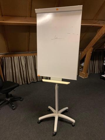 Nobo mobiele flipover met whiteboard beschikbaar voor biedingen