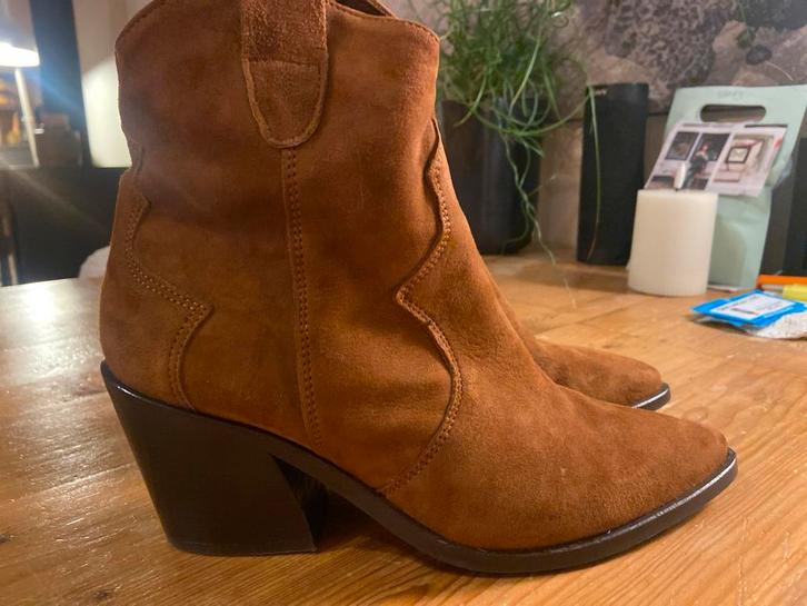 SUB 55 Bruine Suède Enkellaarsjes Mt 38 - Zo Goed Als Nieuw!, Kleding | Dames, Schoenen, Zo goed als nieuw, Lage of Enkellaarzen