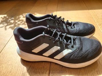 Sportschoenen mt 42 2/3, in goede staat  beschikbaar voor biedingen