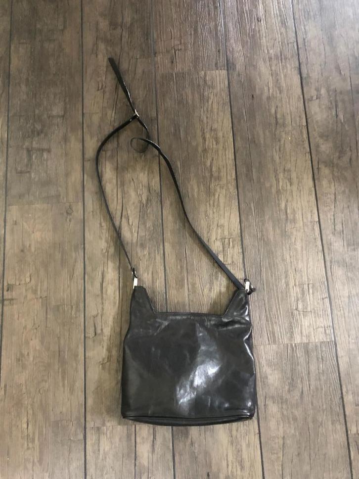 A692 Leren zwarte damestas schoudertas, Sieraden, Tassen en Uiterlijk, Tassen | Damestassen, Gebruikt, Schoudertasje, Zwart, Ophalen of Verzenden