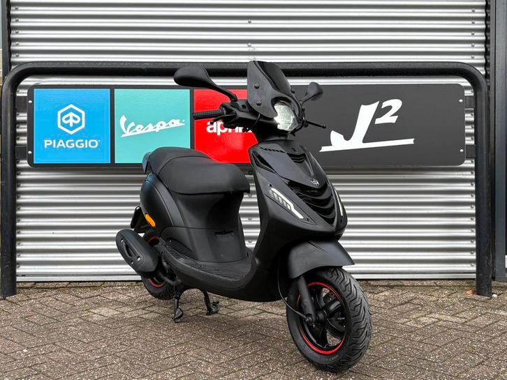 Piaggio Zip | Mat Zwart | Brom | 2020 | 15424 km, Fietsen en Brommers, Scooters | Piaggio, Gebruikt, Zip, Maximaal 45 km/u, Benzine