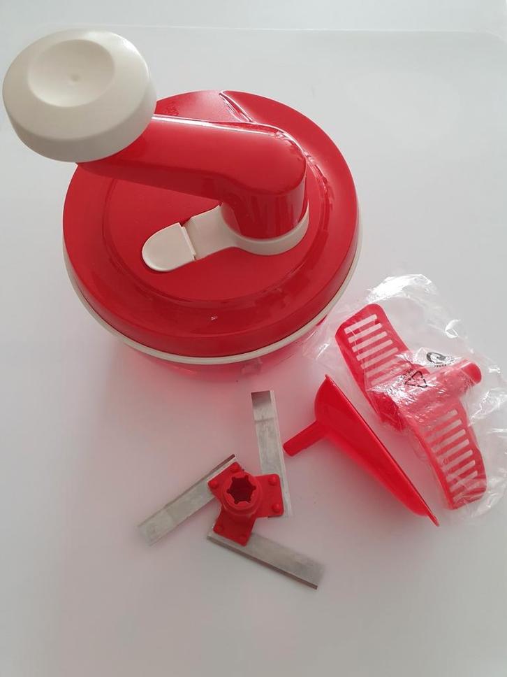 Tupperware Quick Cef hakmolen /garde/ Mengkom   Rood, Huis en Inrichting, Keuken | Tupperware, Zo goed als nieuw, Bak of Kom, Rood