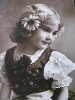 Antieke Kaart uit 1910 - Meisje in Folklore Jurk / Bloem, Verzenden, Voor 1920, Gelopen, Kinderen