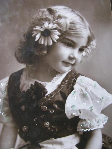 Antieke Kaart uit 1910 - Meisje in Folklore Jurk / Bloem beschikbaar voor biedingen