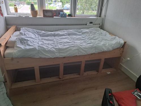 Stijgerhout een persoons bed, Huis en Inrichting, Slaapkamer | Bedden, Zo goed als nieuw, Ophalen