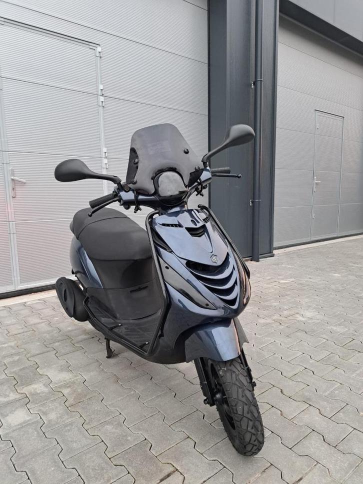 Piaggio Zip 4T Scooter Midnight Blauw FULL OPTION (BROM), Fietsen en Brommers, Brommers | Derbi, Zo goed als nieuw, Maximaal 45 km/u