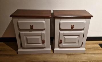2 Nachtkastjes – Taupekleur met houten blad beschikbaar voor biedingen