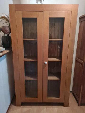 Vitrinekast beschikbaar voor biedingen