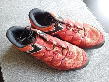 Quechua (Decathlon) damessneakers mt 40, rood/zwart/framboos beschikbaar voor biedingen