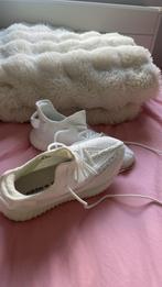 Yeezy 350, Kleding | Heren, Schoenen, Wit, Nieuw, Ophalen of Verzenden, Sneakers of Gympen