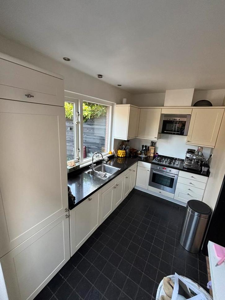 Complete witte keuken inclusief inbouwapparatuur (Ikea), Huis en Inrichting, Keuken | Complete keukens, Gebruikt, Hoekkeuken, Wit