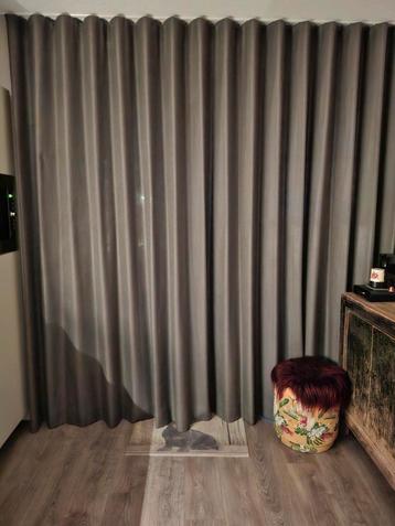 mooi grijs gordijn beschikbaar voor biedingen