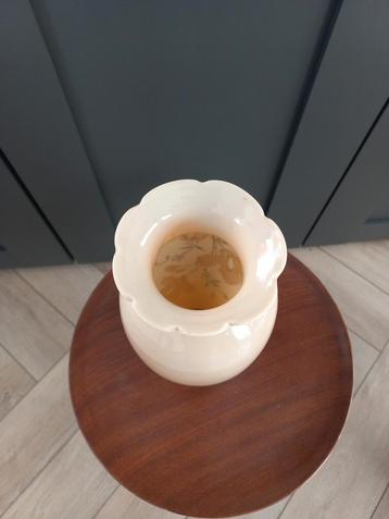 Vaas met Bloemmotief en Geschulpte Rand