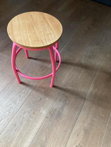 Roze houten kruk beschikbaar voor biedingen
