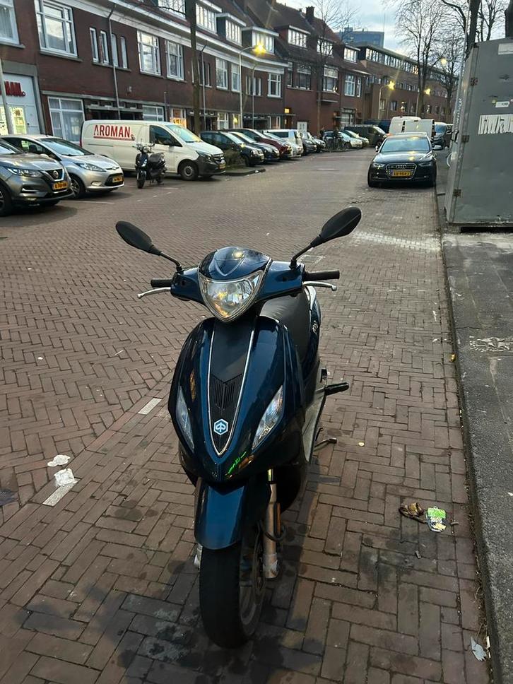 Piaggio Fly 4T -, Fietsen en Brommers, Scooters | Piaggio, Gebruikt, Fly, Maximaal 45 km/u, Benzine, Ophalen of Verzenden