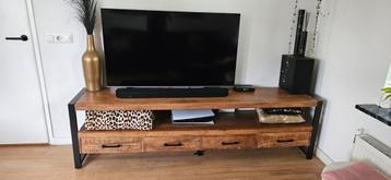 Mango TV Kast met 4 Lades beschikbaar voor biedingen