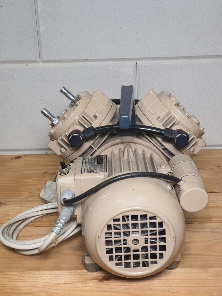 KNF Neuberger VDE 0530 Dubbele Pistonpomp, Doe-het-zelf en Verbouw, Compressors, Zo goed als nieuw, 100 liter of meer, Ophalen of Verzenden