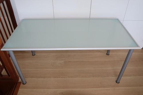 IKEA Vika Lauri bureau tafel met matglas / melkglas blad, Huis en Inrichting, Bureaus, Gebruikt, Bureau, Ophalen