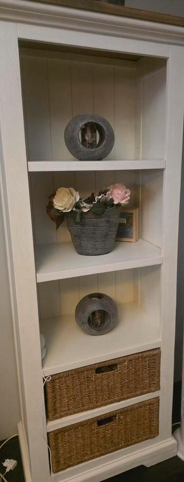 Witte houten boekenkast met manden