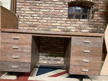 Antiek houten bureau beschikbaar voor biedingen