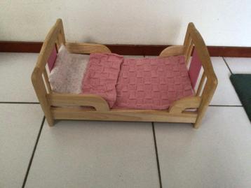 Pintoy, houten poppenbed met beddengoed beschikbaar voor biedingen