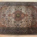 Vintage versleten Perzisch handgeknoopt tapijt 190/124, Antiek en Kunst, Antiek | Kleden en Textiel, Ophalen of Verzenden