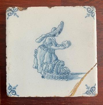 Tegeltje “Vrouw met groentemand”, ca. 10x10cm beschikbaar voor biedingen