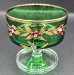 Vintage Bohemian glaasje 8 cm hoog groen op voet, Ophalen of Verzenden, Gebruikt, Overige typen