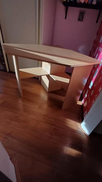 HOEK BUREAU> KEURIG  HOUTEN MODEL> GRATIS OP TE HALEN.  