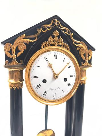 Zwart marmer Empire kolom pendule. beschikbaar voor biedingen