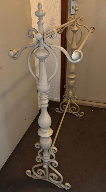 Brocante metalen handdoeken standaard beschikbaar voor biedingen