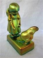 Zsolnay - Meisje met kip in groen eosin (8011), Ophalen, Zo goed als nieuw, Mens