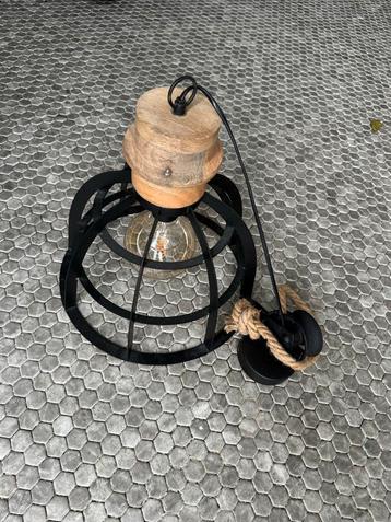 Hanglamp met Houten Details beschikbaar voor biedingen