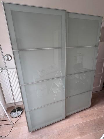 Ikea kast met glazen schuifdeuren beschikbaar voor biedingen