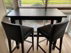 Zwarte bartafel met twee hoge stoelen, Huis en Inrichting, Barren, Ophalen, Gebruikt, Inclusief barstoelen