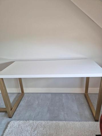 Wit bureau 60x140cm, met goud/brons kleurig onderstel  beschikbaar voor biedingen