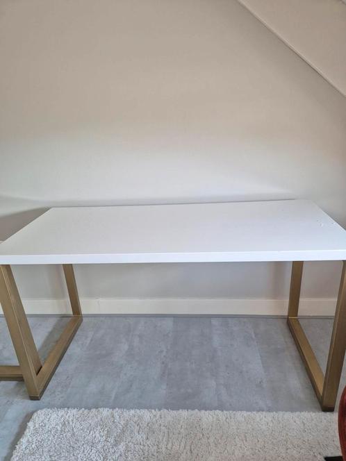 Wit bureau 60x140cm, met goud/brons kleurig onderstel, Huis en Inrichting, Bureaus, Gebruikt, Bureau, Ophalen