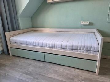 Lifetime whitewash bed+bedlades+lattenbodem+matras en kastje beschikbaar voor biedingen